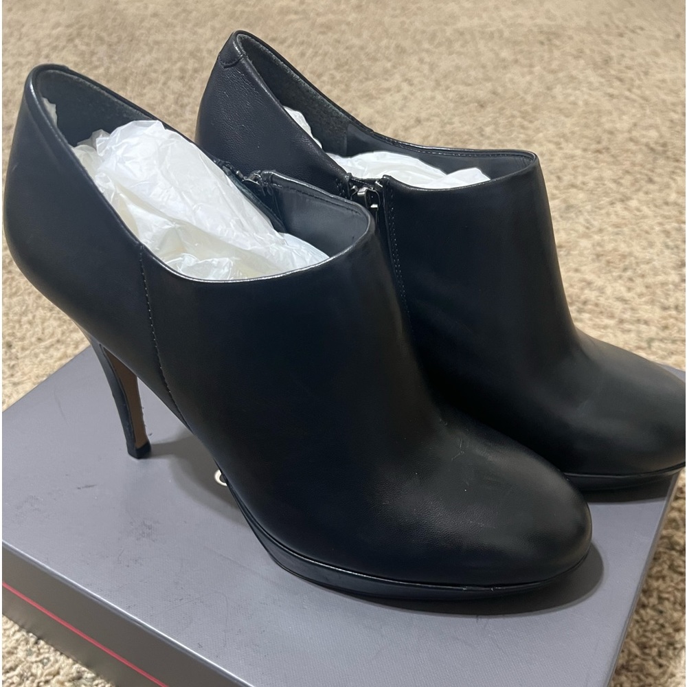 Vince Camuto Elvin black leather bootie size 9